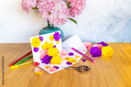Quadro em tela Handcraft: paper flower in different colors and size sticked on a blank card to