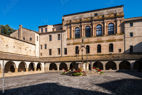 Fotografie Courtyard of the Cistercian Abbey of Fiastra in Marche, Italy
