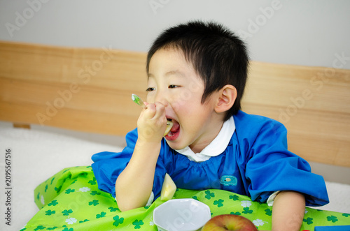 りんごを食べる子供