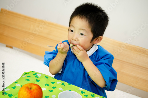 りんごを食べる子供