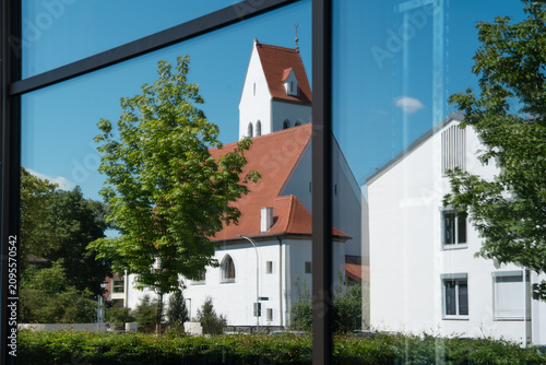 Foto Reflection of Evangelical Lutheran Erloeserkirche church in large modern glass w