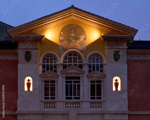 Εκτύπωση καμβά Palazzo civico facade with allegorical figure mural at twilight
