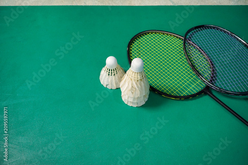 Canvastavla Top View of Shuttlecocks and Badminton Rackets