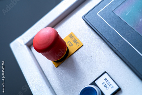 Fotografía Emergency stop button on an industrial control panel providing safety function