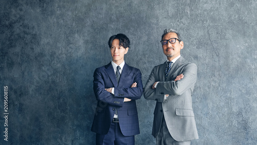 Slika na platnu 二人の男性ビジネスパーソン。上司、部下、社長、経営者、人材、世代交代、事業承継、笑顔、企業、クール