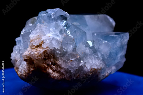 Foto Cluster of blue celestite crystals with natural geometric formations on a dark b