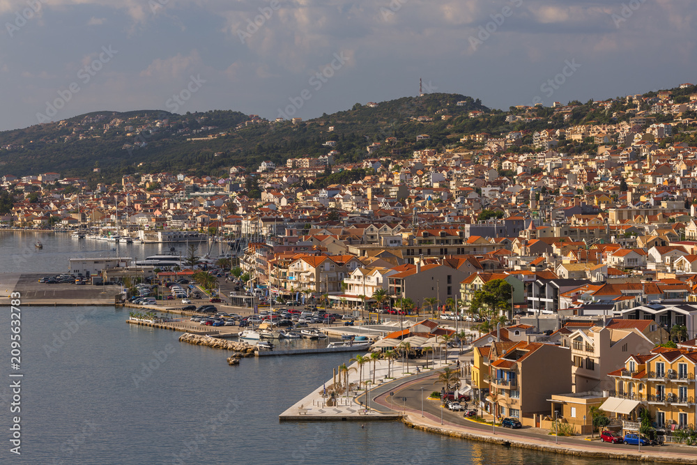 Obraz premium Panoramic view of Argostoli, the beautiful capital of Kefalonia, Greece. Featuring the picturesque harbor, coastal promenade, and surrounding mountains under a sunny Mediterranean sky.