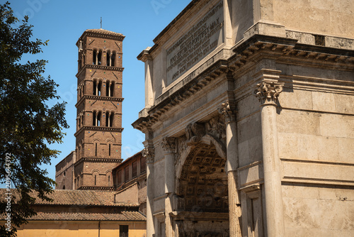 Quadro su tela Arch of Titus and Santa Francesca Romana Bell Tower in the Roman Forum - Rome, I