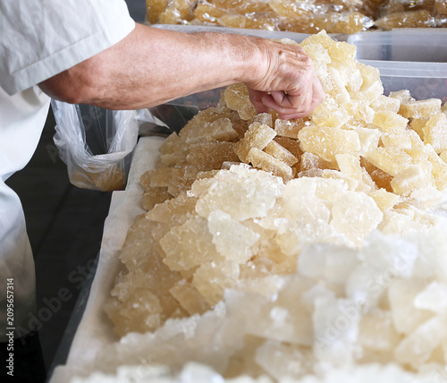 Bild auf Leinwand Customer selecting natural navvat rock sugar at a traditional market