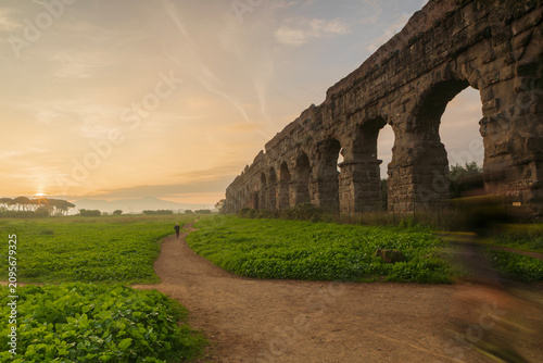 Alba al parco degli acquedotti a Roma. Al parco regionale dell’Appia antica.