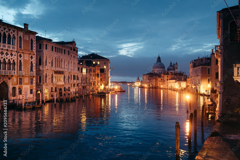 Obraz premium Romantic view of famous Canal Grande at twilight, Venice, Italy
