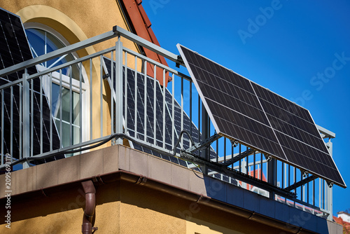 Foto Photovoltaic solar panels mounted on the metal railing of a residential apartment balcony on a sunny day, Gdansk, Pomeranian Voivodeship, Poland, Europe