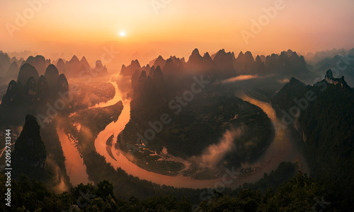 Canvas Print Sunrise over winding Li River and karst peaks, Guilin Guangxi China
