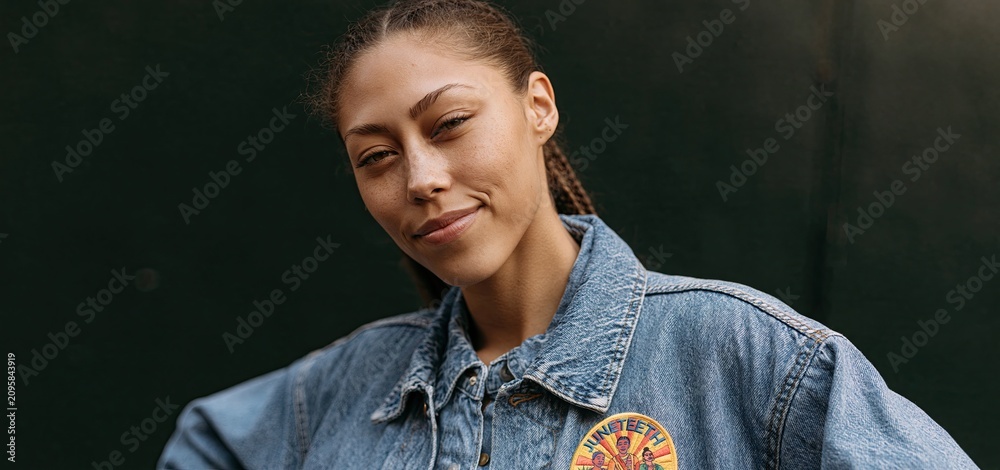 Fototapeta premium Denim jacket featuring a vibrant Juneteenth patch symbolizing Black heritage, unity, and cultural pride.