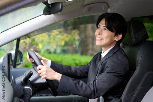 車を運転するアジア人ビジネスマン