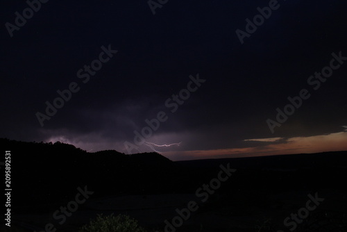 Foto Relámpago intra-nube horizontal iluminando el cielo de tormenta nocturna