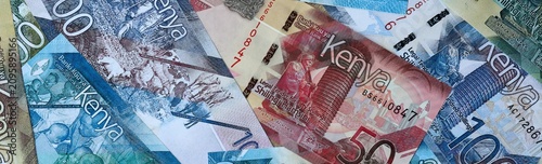 Foto Kenyan shilling money bills in pile on table
