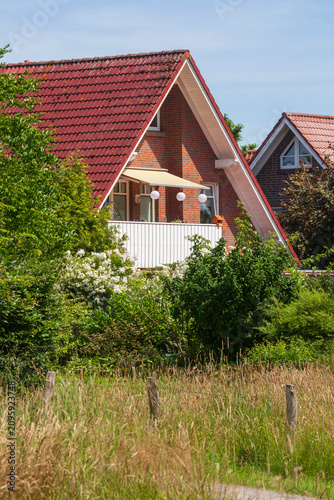 Moderne Wohngebäude im Grünen,  Bad Zwischenahn, Niedersachsen, Deutschland