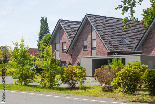 Moderne Wohngebäude im Grünen,  Bad Zwischenahn, Niedersachsen, Deutschland