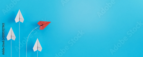 Foto One Red Plane Breaks Away From Uniform White Paper Planes