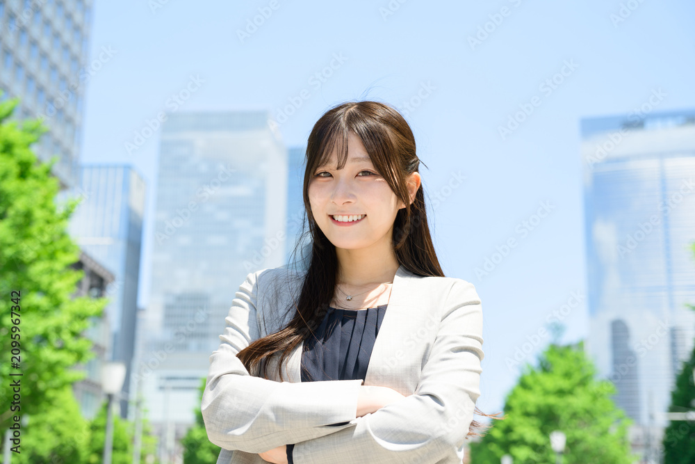 Fototapeta premium ビル街に立つ日本人女性