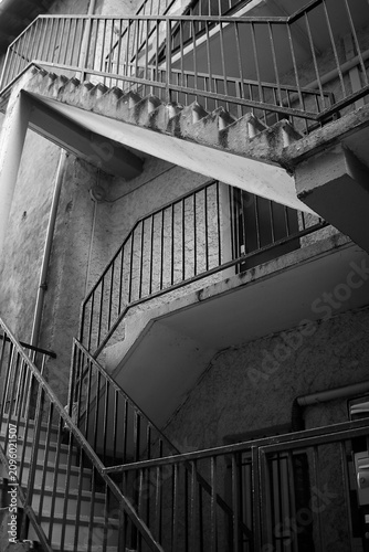 Vieil escalier en noir et blanc