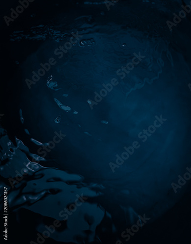 Fotografía dark blue water background