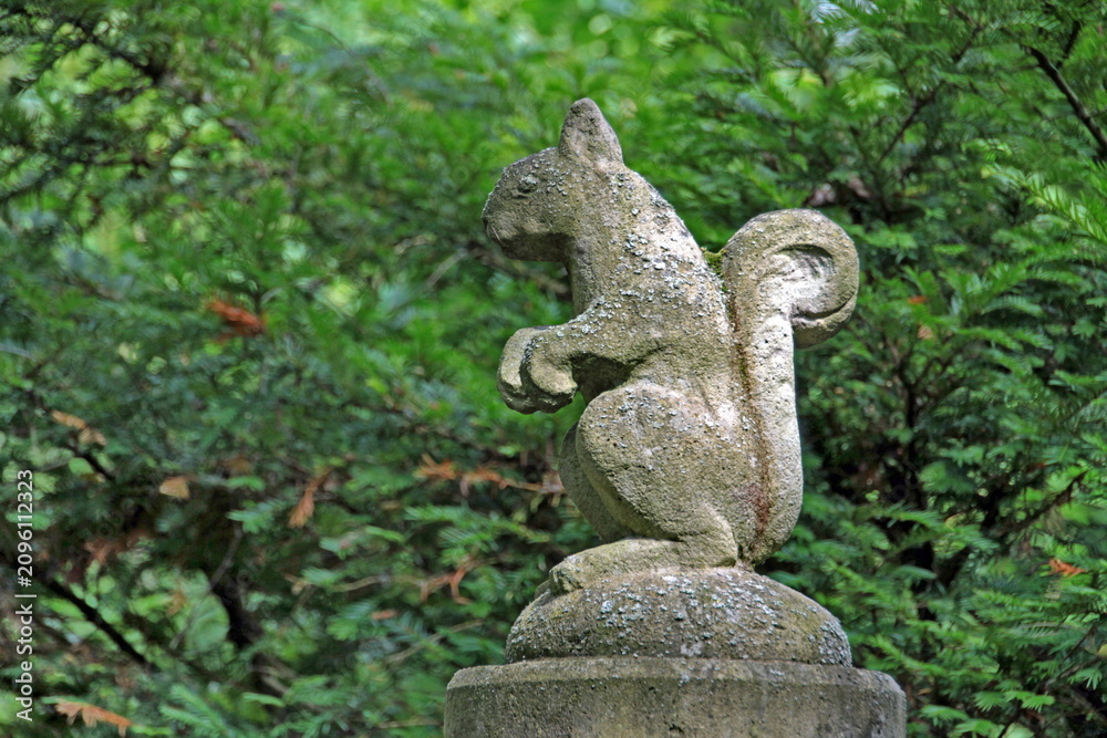 Fototapeta premium Eichhörnchen-Statue