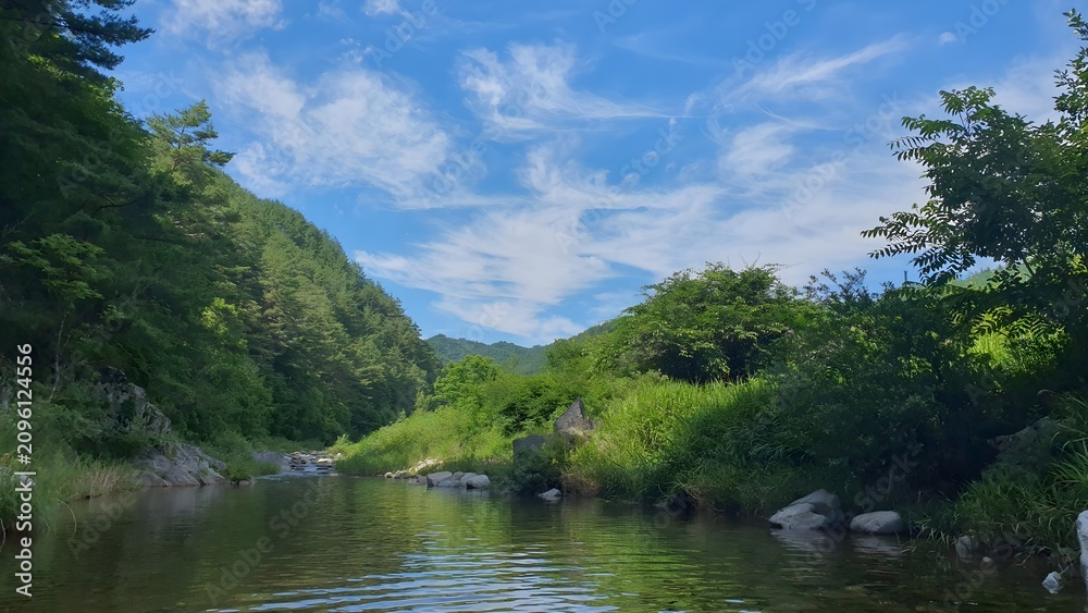 Fototapeta premium 맑은 하늘 그리고 맑은 물