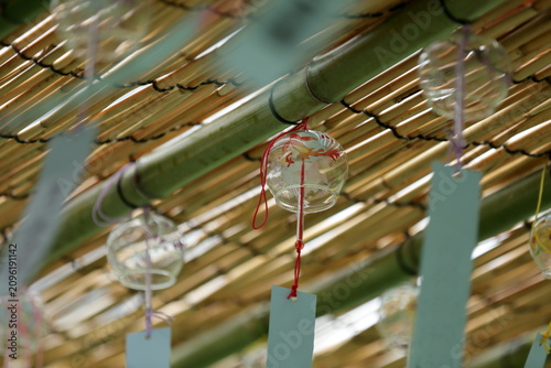 日本の夏の風景 涼しげなガラスの風鈴と日本の伝統文化 / Japanese summer scenery: Refreshing glass wind chime with flower pattern and traditional Japanese culture