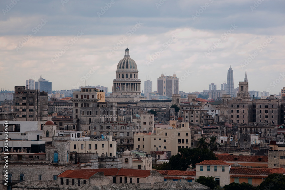 Fototapeta premium City skyline with a domed building