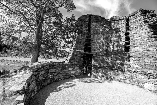 Fotografía Dramatic view of the ruin of a Broch in the Scottish Highlands, in black and white