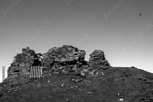 Foto Black and white view of old ruins on the Isle of Skye.