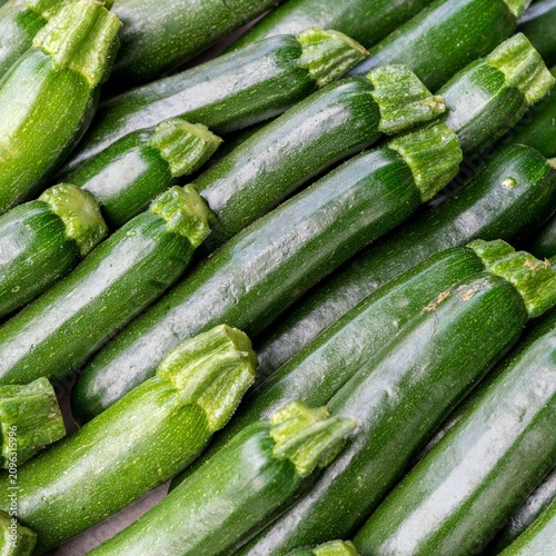 Foto Fresh organic zucchini background, high quality food photography