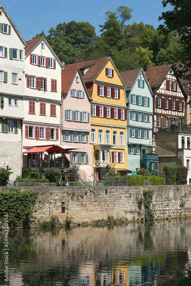 Fototapeta premium Blick über den Fluss Neckar zu Wohnhäusern mit der Bezeichnung Neckarfront an der Neckarmauer in Tübingen