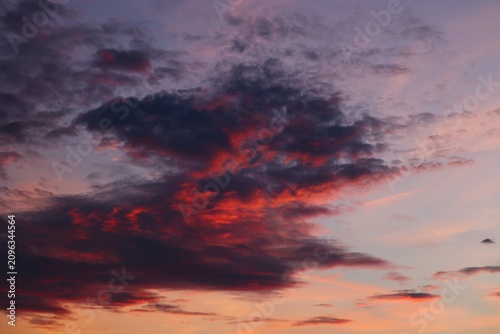 roter Wolkenhimmel am Abend