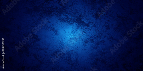 Foto A deep, textured blue background with a central spotlight creates a dramatic and moody atmosphere, perfect for abstract design or backdrop use