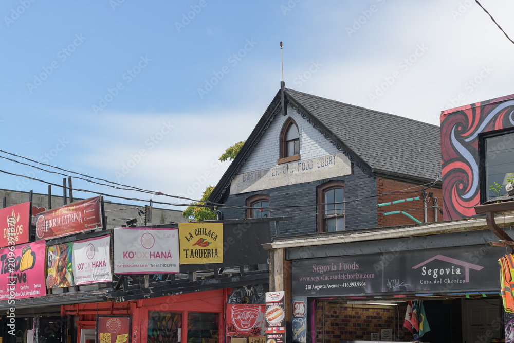 Obraz premium view of permanent vendor stalls on Augusta Av in front of a historic house at 214 Augusta, Kensington Market, Toronto
