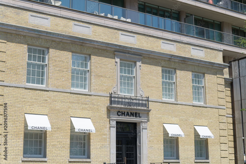 Obraz premium exterior building facade and sign of Chanel, a clothing store, located at 98 Yorkville Av, Toronto