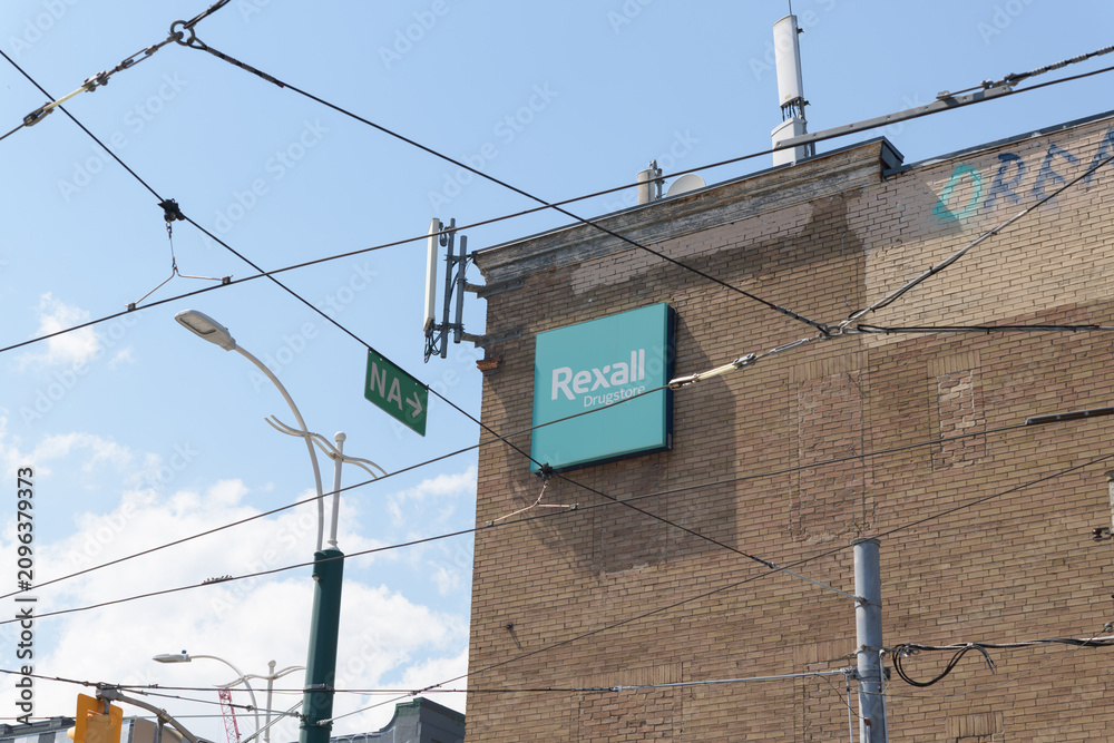 Obraz premium brick wall with sign of Rexall, a drug store chain, located here at northeast corner of Dundas St W and 285 Spadina Av, Toronto
