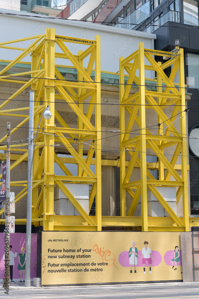 Obraz premium metal supports and historic CIBC bank branch at Queen St W and Simcoe St being gutted to become part of the Ontario Line subway’s Queen-Spadina Station, Toronto