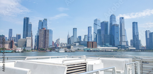 Canvas Print New York City skyline view from ferry boat on Hudson River
