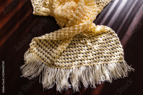 Fotografía Hand-knitted shawl. A crochet shawl for the cold winter season.