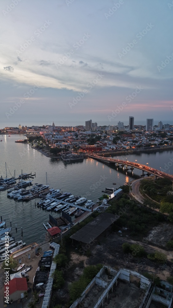 Obraz premium Fotos Aéreas de Manga, Fuerte del Pastelillo, Puente Román y Getsemaní | Aerial Photography of Manga District, Pastelillo Fort, Roman Bridge and Getsemani, Colombia.