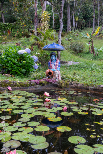 Fotografie Krishna Radha Statue Lily Pond Hare Krishna Ashram Garden