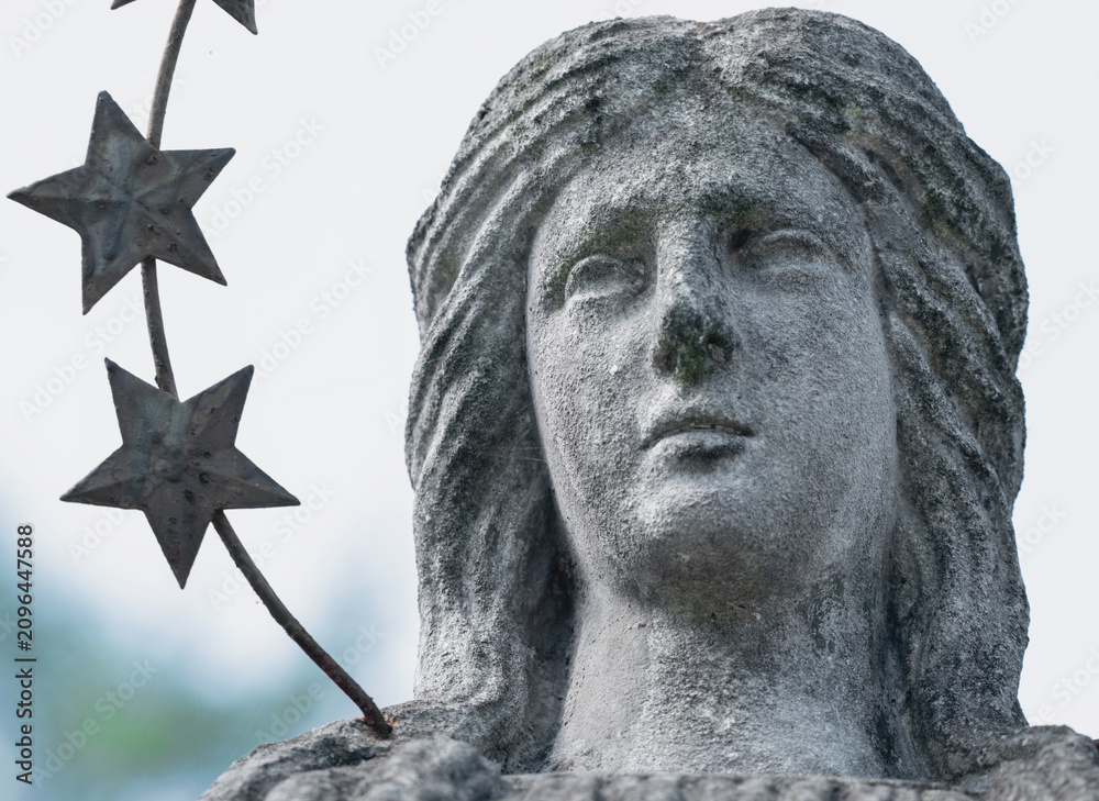 Obraz premium Ancient stone angel statue with a crown of stars, symbolizing hope, guidance, faith and divine protection.