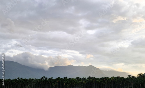 Foto A scenic view of the sacred Velliangiri mountain range with low clouds and mist