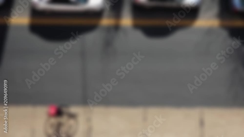 Vista cenital desenfocada de colectivo y bicicleta en la calle
