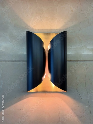 Foto Premium architectural wall lamp with indirect lighting, modern hotel lobby or re