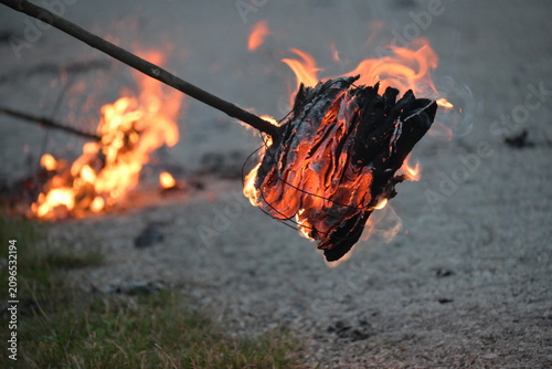 Foto Burning tradition of Lila festival with handmade birch bark torch on Mackov Kame